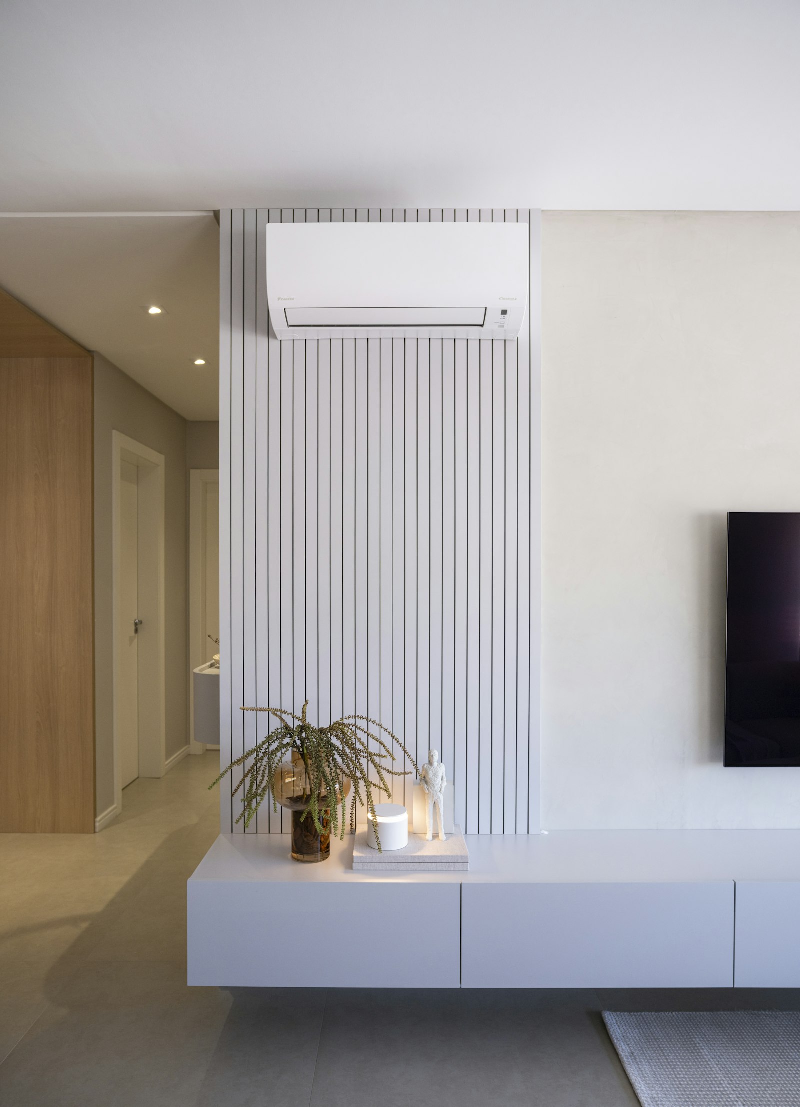 Symbolbild: Klimagerät an der Wand eines modernen Wohnraums
