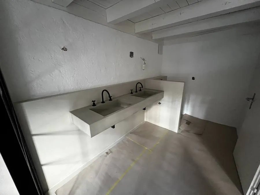 Badsanierung Gockhausen im Bau: Doppelwaschtisch aus Beton mit schwarzen Armaturen im Rohbau
