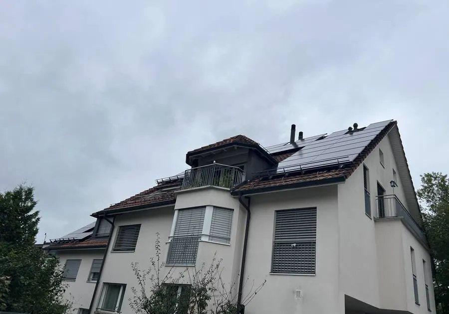 Mehrfamilienhaus in Affoltern mit Solarmodulen auf dem Dach